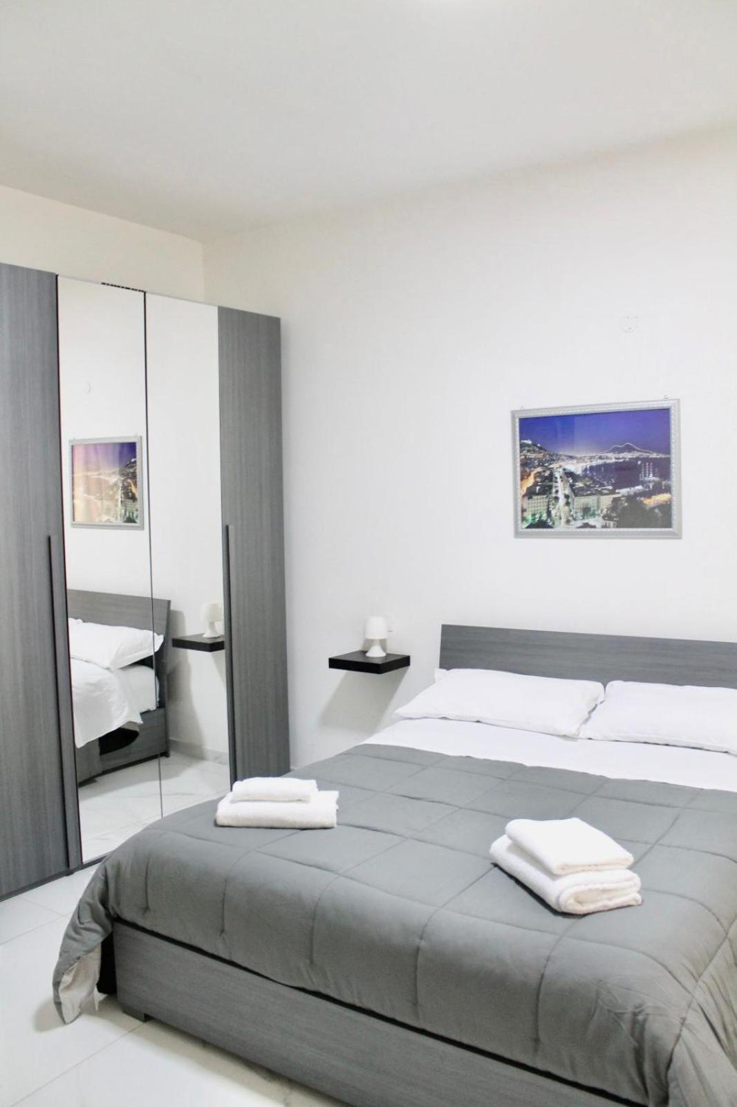 B&B Central Rooms 137 Napoli Eksteriør billede